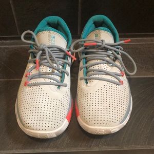 Boys Under Armour Basketball shoes size 2 youth